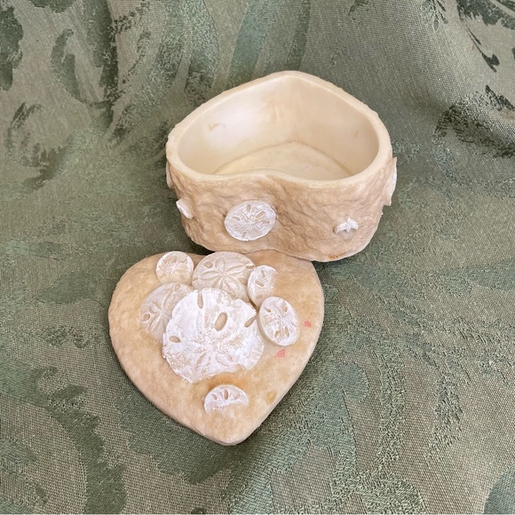 Sand dollar vintage trinket box; coastal, nautical heart shaped shell box. - Picture 3 of 10